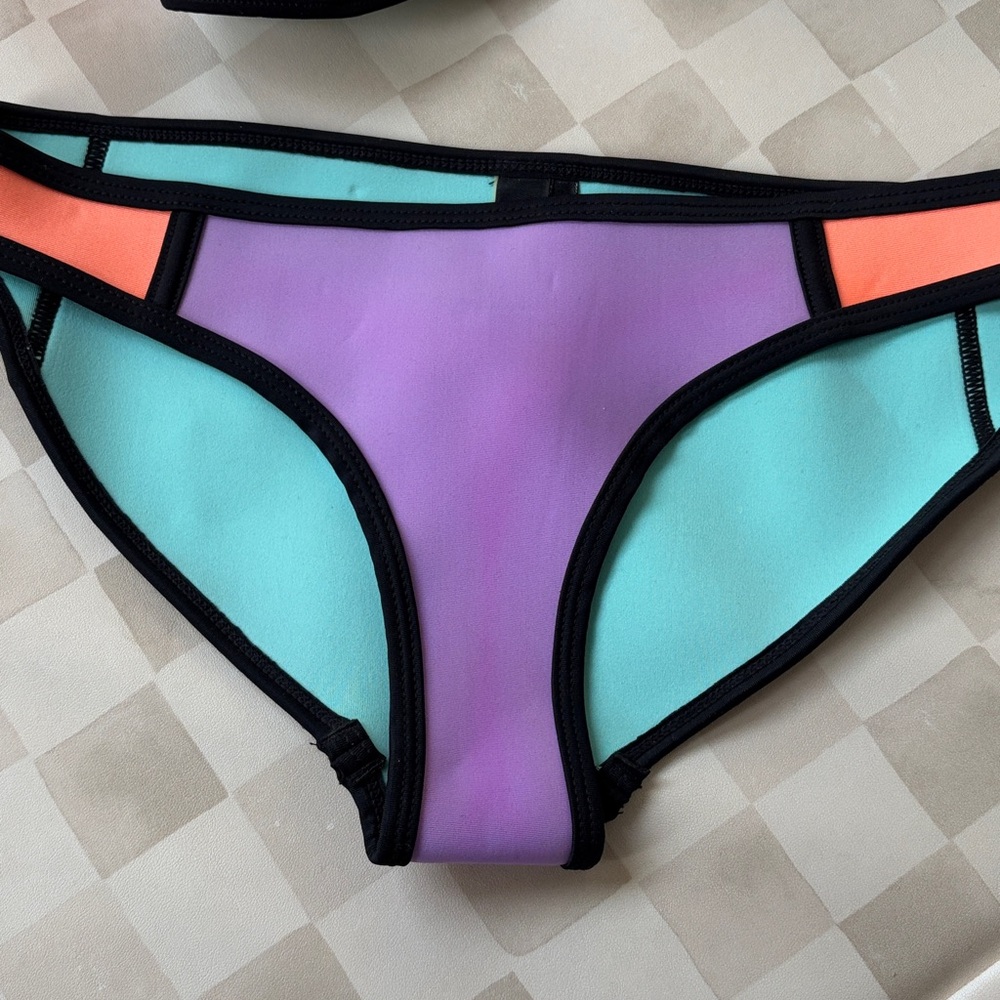 Triangl Bikini - Picture 11 of 13